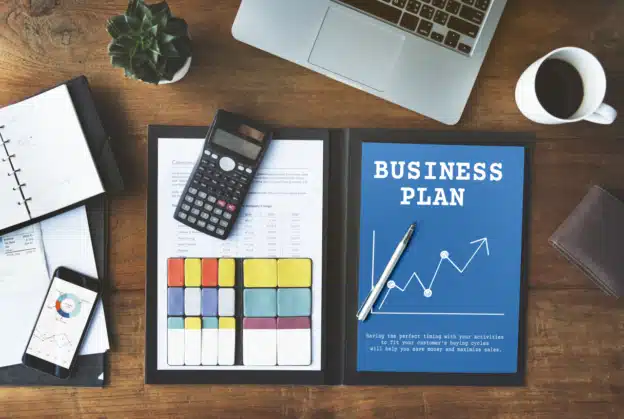 Bureau entreprise avec un dossier business plan ouvert