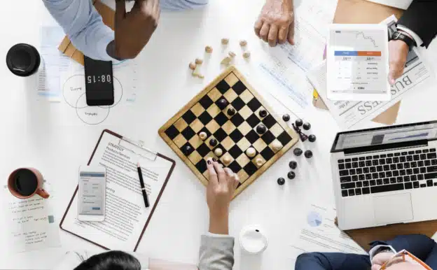 échiquier sur un bureau symbole des stratégies d'entreprises gagnantes