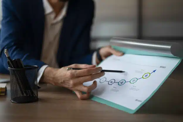 coach qui présente un document bilan de compétences pour les séniors