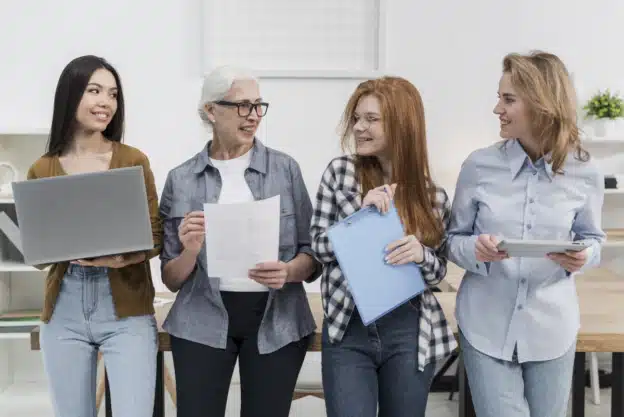 Emploi séniors : quatre femmes intergénérationnelles au travail