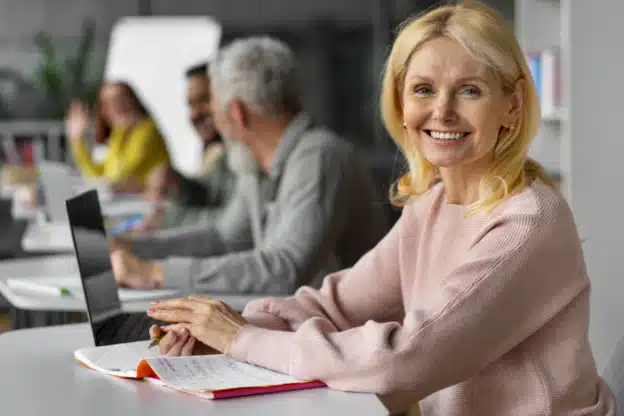 Groupe de séniors en salle de formation grâce au CPF