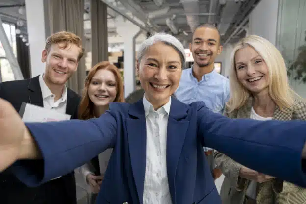 Groupe de personnes de diverses générations dans l'entreprise