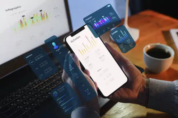 ordinateur et smartphone avec données graphiques