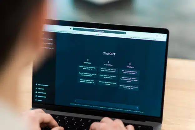 Ecran d'ordinateur avec interface ChatGPT IA générative