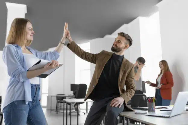 deux salariés qui se remotivent en claquant leurs mains
