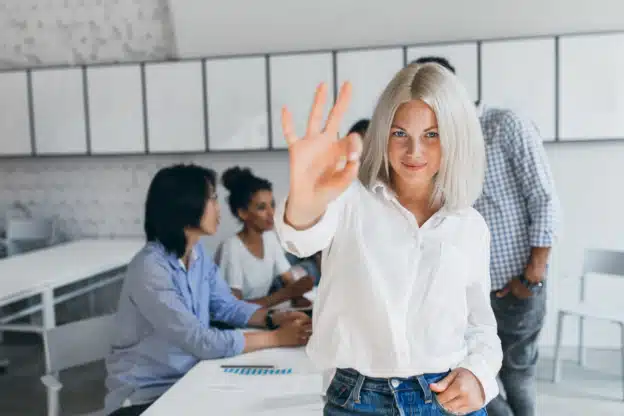 salariés motivés dans salle de formation continue