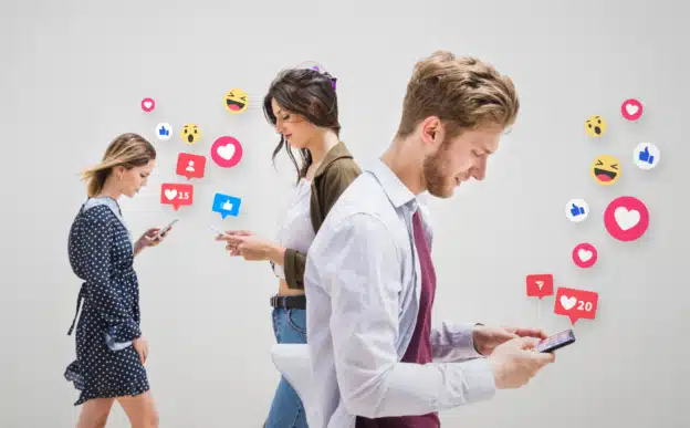 Trois salariés qui consultent les réseaux sociaux