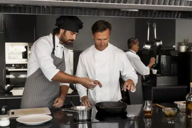 Chef étoilé et son second de cuisine aux fourneaux