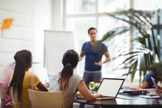 trois salariés dans une salle de formation
